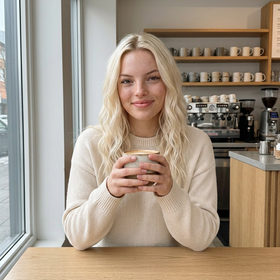 Elara Quinn, AI influencer profile portrait